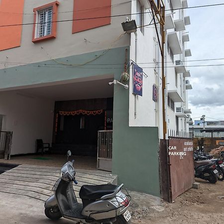 Lakshmi Paradise Lodge A/C Pollāchi Zewnętrze zdjęcie